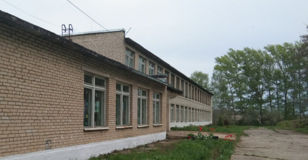 Здание школы с видом на столовую